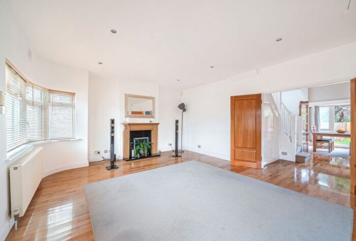 4 Bedroom Bungalow For Sale In Kinloch Drive, London, NW9