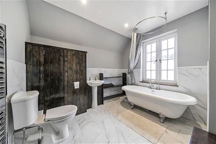 2 Bedroom End Of Terrace House For Sale In Cliffe Road, CR2