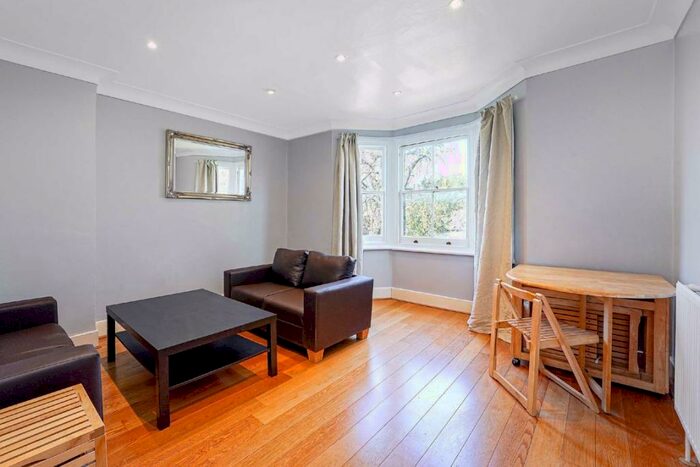 3 Bedroom Flat To Rent In Culverden Road, Balham, SW12
