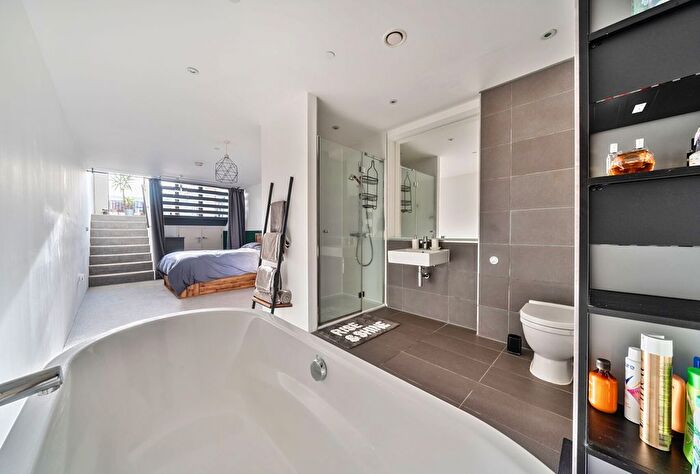 2 Bedroom Flat For Sale In Lakeshore Drive, Bristol, Somerset, BS13