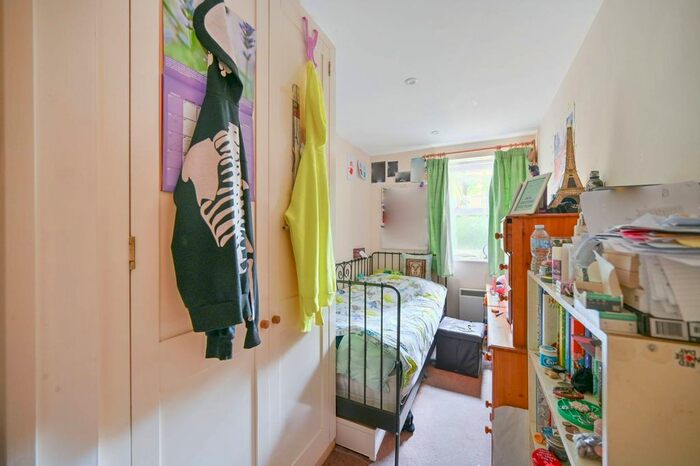 2 Bedroom Flat To Rent In Rosebank Close, Twickenham, Teddington, TW11