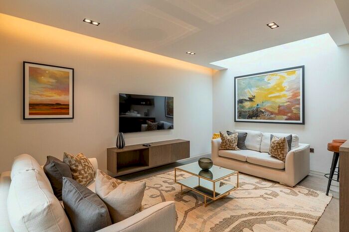 2 Bedroom Flat To Rent In Babmaes Street, St James, SW1Y