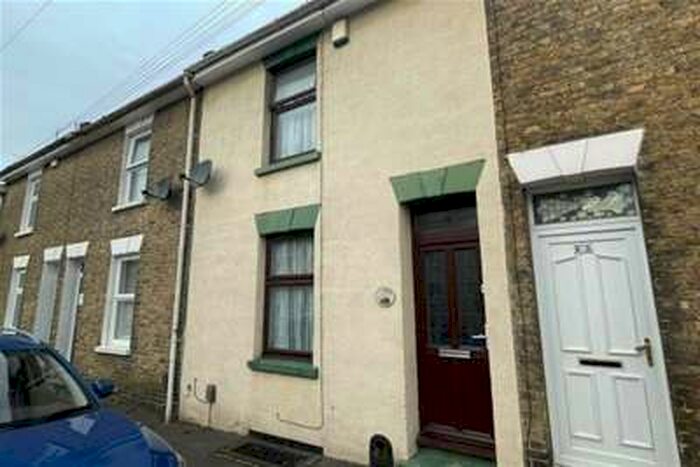 2 Bedroom House To Rent In Montfort Road, Strood, ME2