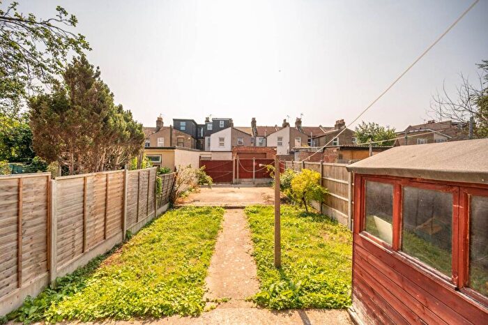 4 Bedroom Semi-Detached House For Sale In Lea Bridge Road, Walthamstow, London, E17