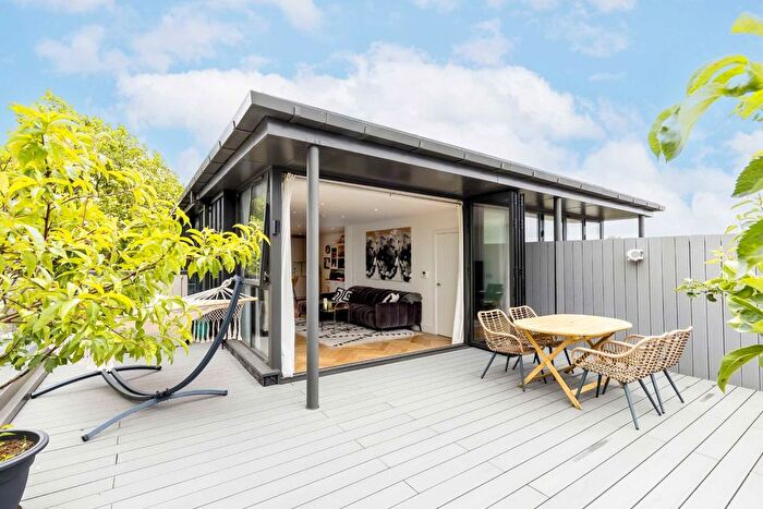 3 Bedroom Flat To Rent In Woodside Lane, Woodside Park, N12