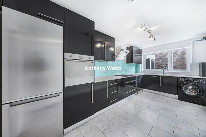 2 Bedroom Flat For Sale In Lucerne Close, Palmers Green, N13