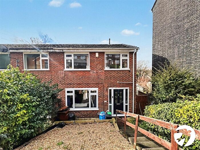 3 Bedroom End Terrace House For Sale In Beacon Road, Chatham, Kent, ME5