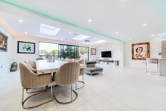 4 Bedroom Detached House For Sale In Bourne Hill, London, N13