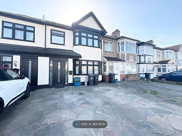 4 Bedroom Terraced House To Rent In Evesham Way, Ilford, IG5