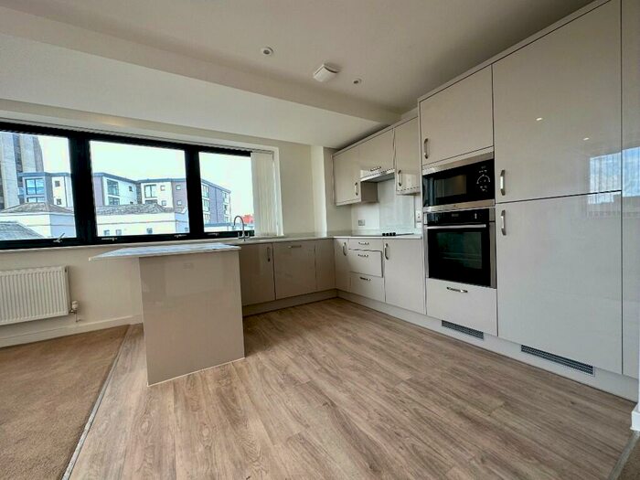 1 Bedroom Apartment For Sale In High Street North, Poole, Dorset, BH15