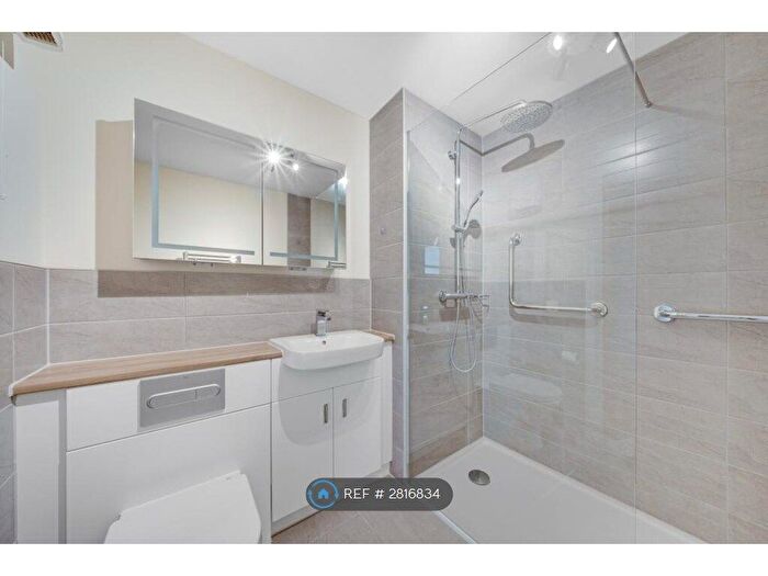 1 Bedroom Flat To Rent In Rosewell House, Tonbridge, TN11