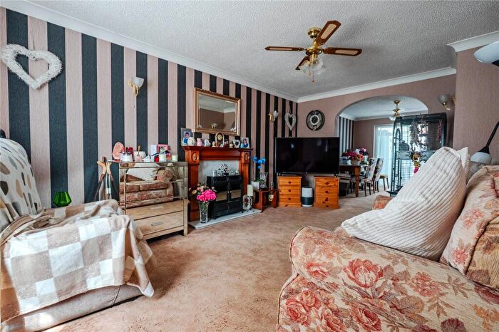 4 Bedroom End Of Terrace House For Sale In Beale Street, Dunstable, Bedfordshire, LU6