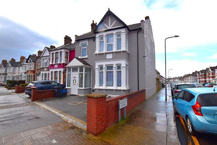 4 Bedroom End Of Terrace House To Rent In Aldborough Road South, Ilford, London, IG3