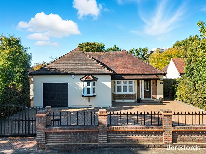 2 Bedroom Bungalow For Sale In Haynes Road, Hornchurch, RM11