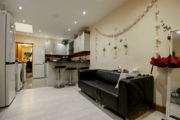 6 Bedroom House To Rent In Tiverton Road, Birmingham, B29