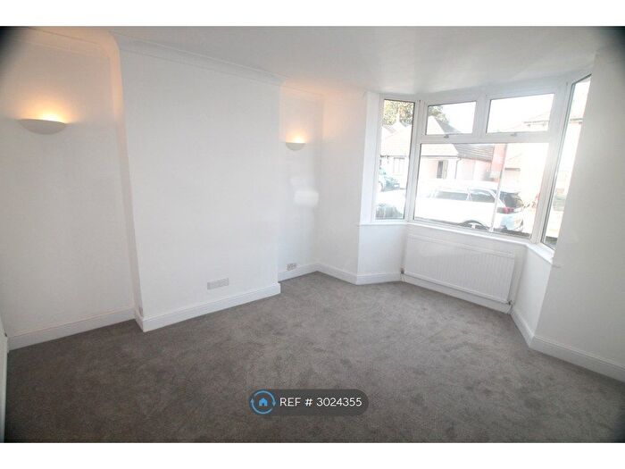 3 Bedroom Semi-Detached House To Rent In Wordsworth Road, Kettering, NN16