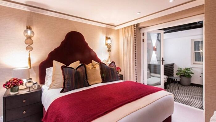 3 Bedroom Flat To Rent In Prince Of Wales Terrace, Kensington, W8