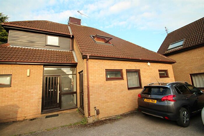 2 Bedroom Flat To Rent In Hales Park, Hemel Hempstead, HP2