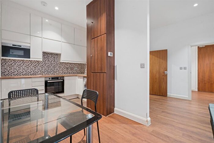 1 Bedroom Flat To Rent In Weir Road, Wimbledon, SW19