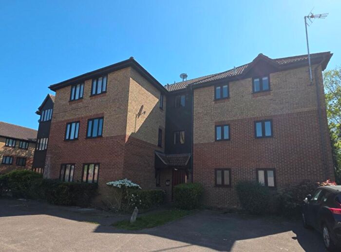1 Bedroom Flat For Sale In Copperfields, Basildon, Essex, SS15