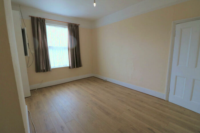 2 Bedroom Flat To Rent In Wellesley Road, Ilford, Essex, IG1