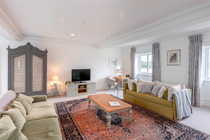 1 Bedroom Flat To Rent In Hampton Court Road, East Molesey, Surrey, KT8