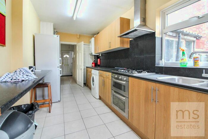 4 Bedroom Semi-Detached House To Rent In Welby Avenue, Lenton, Nottingham NG7