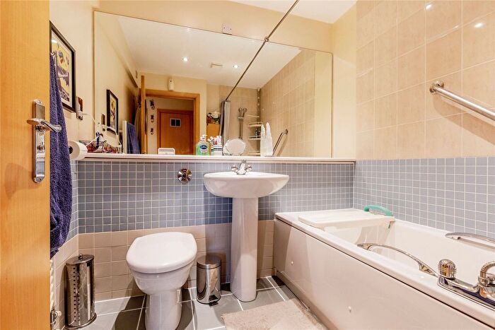 2 Bedroom Flat For Sale In Court, Bristol, BS1