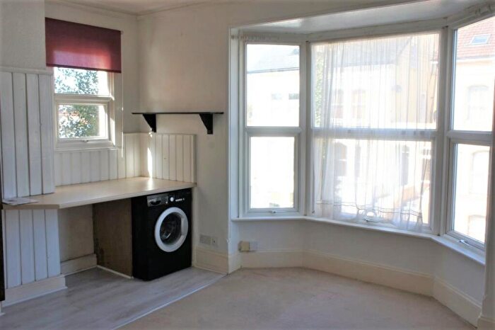 1 Bedroom Flat To Rent In Grovehill Road, Redhill, RH1