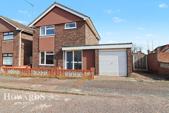 3 Bedroom Detached House For Sale In Whinchat Way, Bradwell, NR31