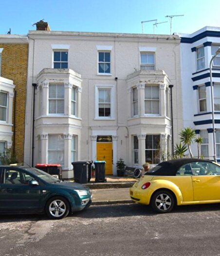 1 Bedroom Flat To Rent In Gordon Road, Cliftonville, Margate, Kent, CT9