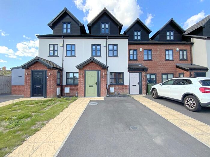 3 Bedroom Terraced House For Sale In Cleefield Drive, Grimsby, DN32