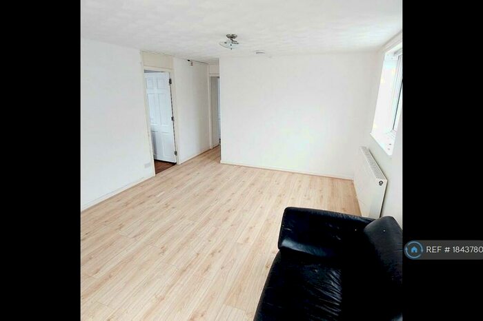 3 Bedroom Maisonette To Rent In Rokescroft, Basildon, SS13