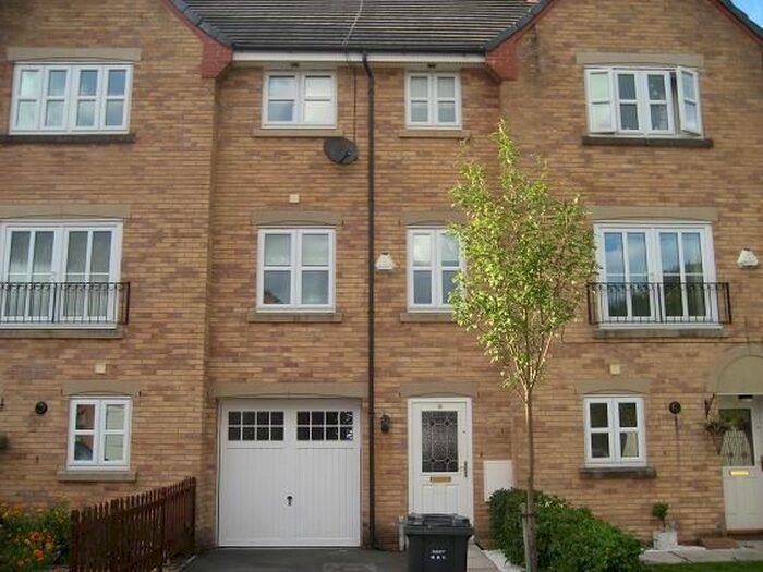 4 Bedroom Town House To Rent In Kingsbury Close, Bury, BL8