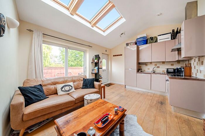 1 Bedroom Flat To Rent In Brewster Place, Kingston Upon Thames, KT1