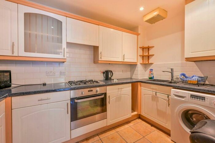 2 Bedroom Flat To Rent In Ribblesdale Road, Friern Barnet, London, N11