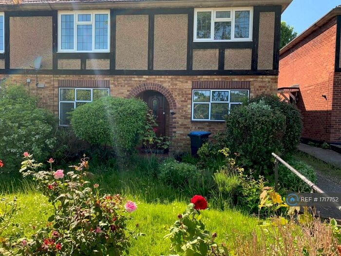 2 Bedroom Maisonette To Rent In Monks Close, Enfield, EN2