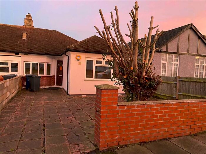 3 Bedroom Bungalow To Rent In Eastmead Avenue, Greenford, Greenford UB6