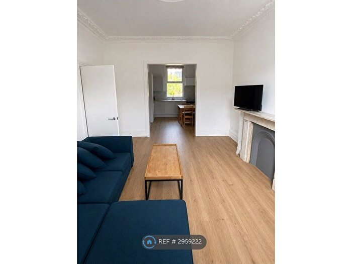 3 Bedroom Flat To Rent In Battersea Bridge Road, London, SW11