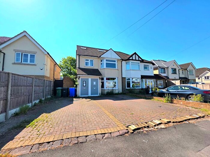 2 Bedroom Flat For Sale In Pinner Park Gardens, Harrow, HA2