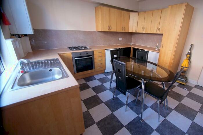 5 Bedroom Terraced House To Rent In Harold Terrace, Hyde Park, Leeds, LS6