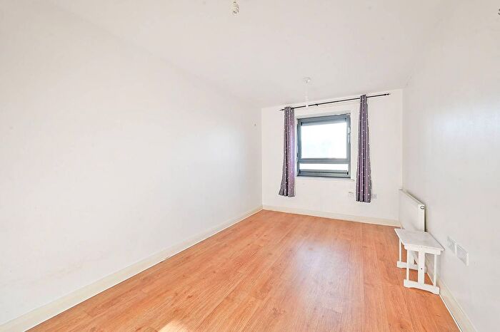 2 Bedroom Flat For Sale In Warple Way, Acton, London, W3