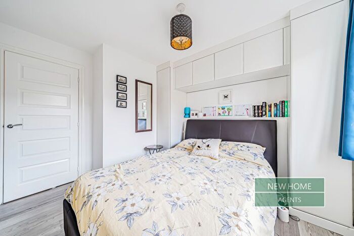 3 Bedroom End Of Terrace House For Sale In Fullbrook Avenue, Reading, RG7