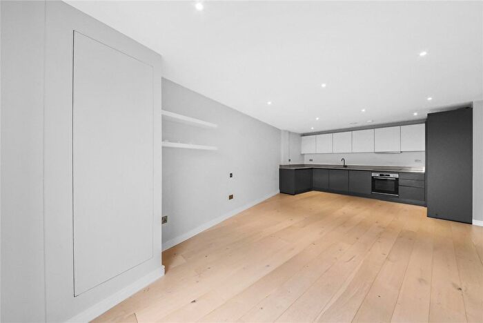 2 Bedroom Flat To Rent In Tottenham Lane, Crouch End, London, N8