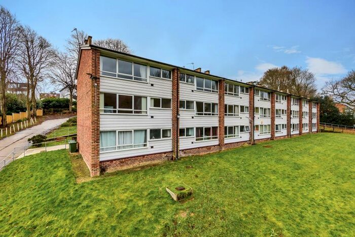 2 Bedroom Flat To Rent In Gledhow Court, Gledhow Valley Road, Chapel Allerton, LS7