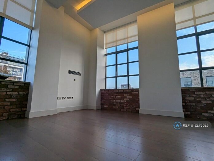 3 Bedroom Flat To Rent In The Textile Building, London, E9