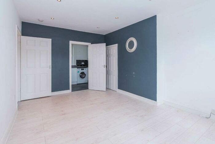 2 Bedroom Flat To Rent In Stenhouse Crescent, Stenhouse, Edinburgh, EH11