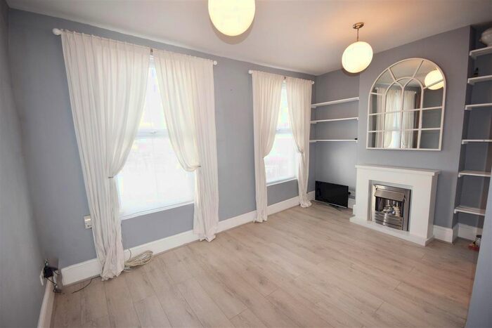 1 Bedroom Flat To Rent In London Road, Twickenham, TW1