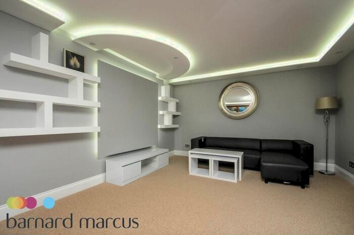 3 Bedroom Flat To Rent In Warwick Drive, London, SW15