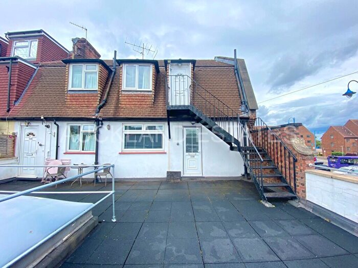 2 Bedroom Apartment To Rent In The Broadway, Darkes Lane, EN6